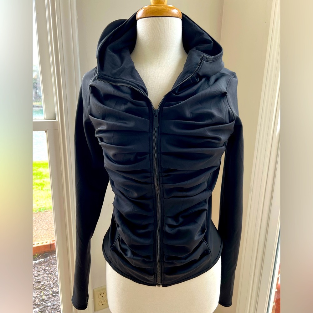 Lululemon Bold Move Jacket Black size 4-6 Excellent Condition